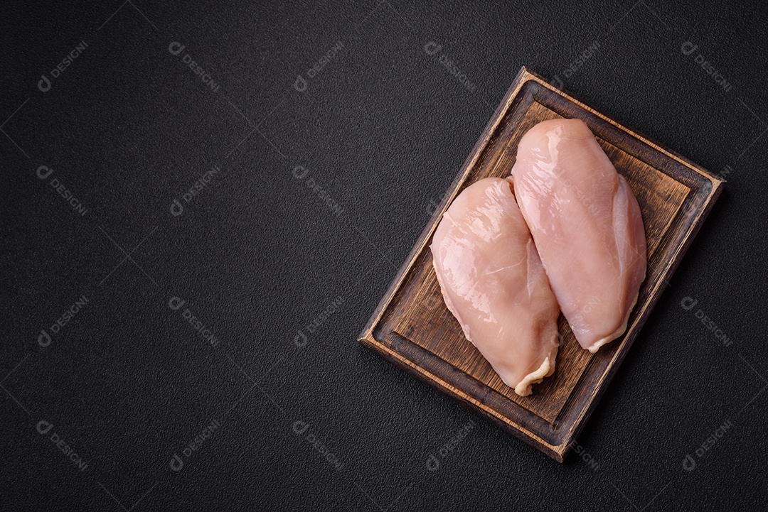 A imagem mostra sobrecoxas de frango desossadas e sem pele, prontas para preparo.
