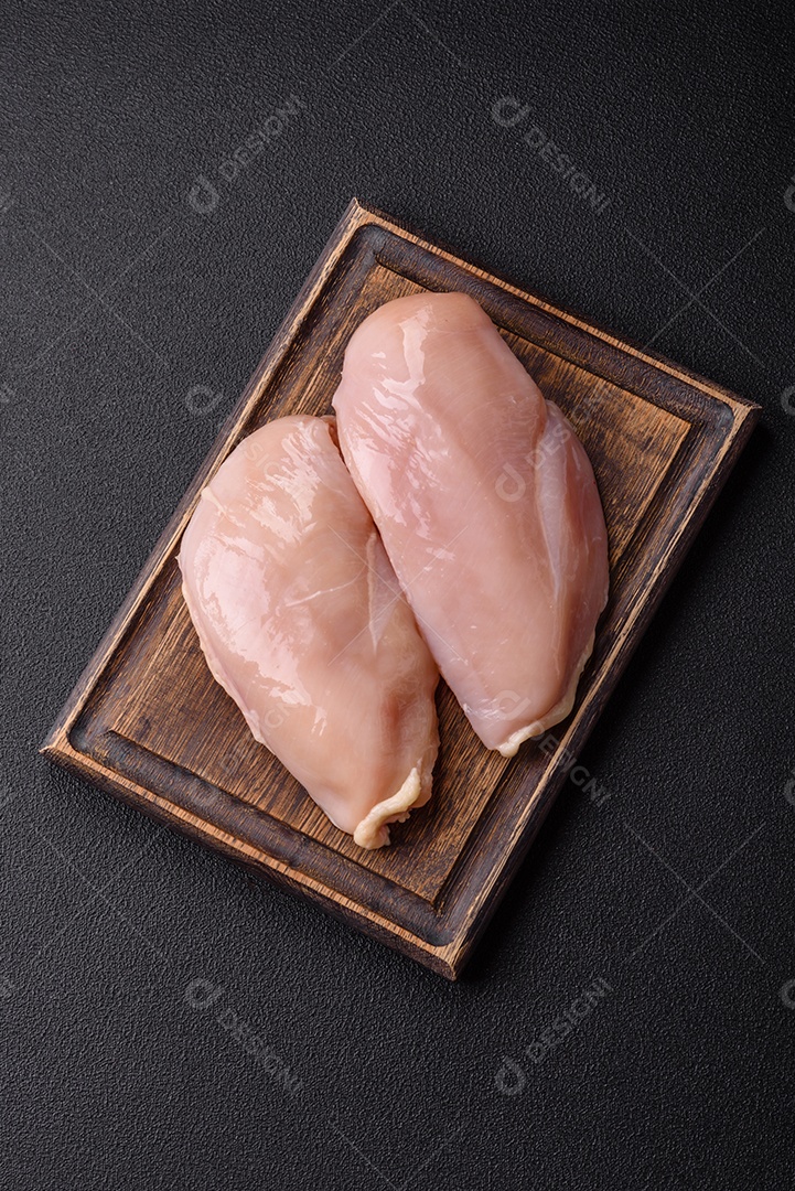 A imagem mostra sobrecoxas de frango desossadas e sem pele, prontas para preparo.