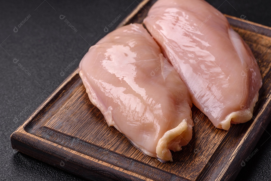 A imagem mostra sobrecoxas de frango desossadas e sem pele, prontas para preparo.