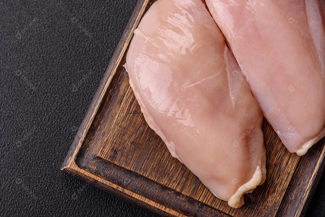 A imagem mostra sobrecoxas de frango desossadas e sem pele, prontas para preparo.