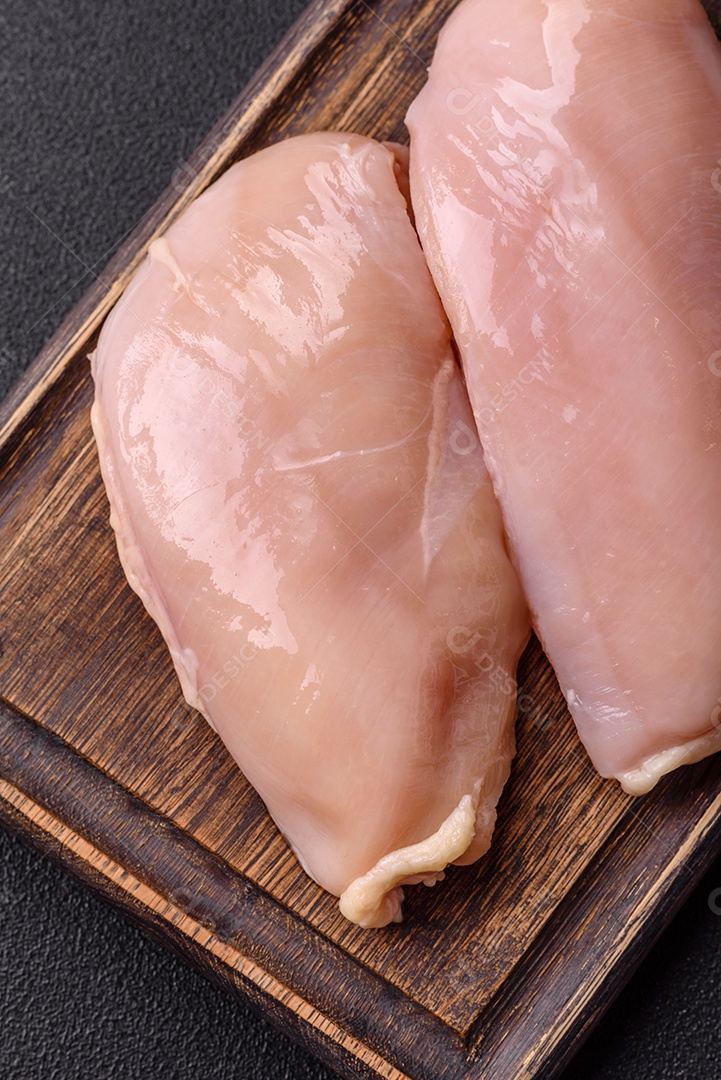 A imagem mostra sobrecoxas de frango desossadas e sem pele, prontas para preparo.