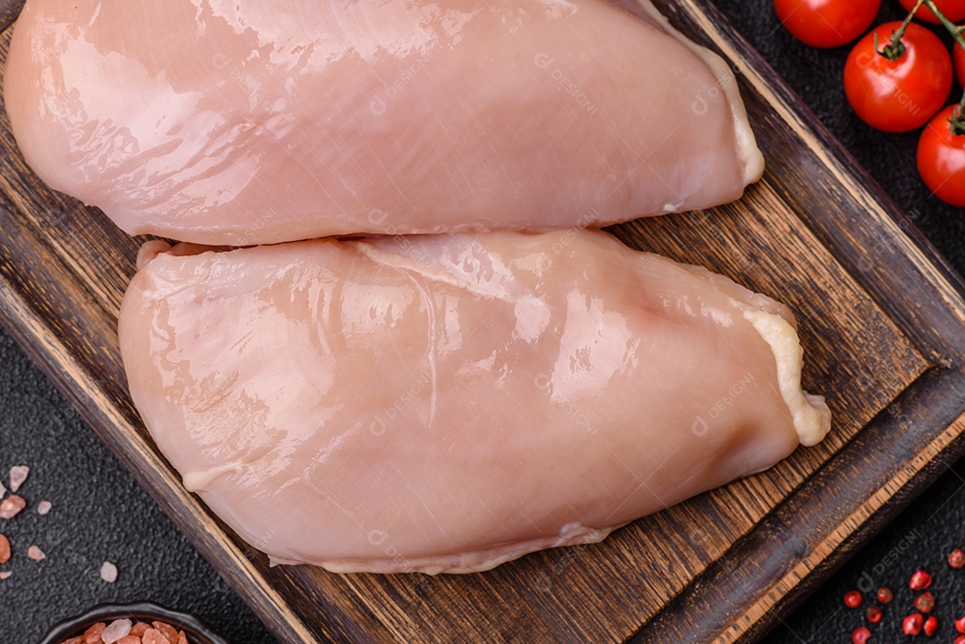 A imagem mostra sobrecoxas de frango desossadas e sem pele, prontas para preparo.