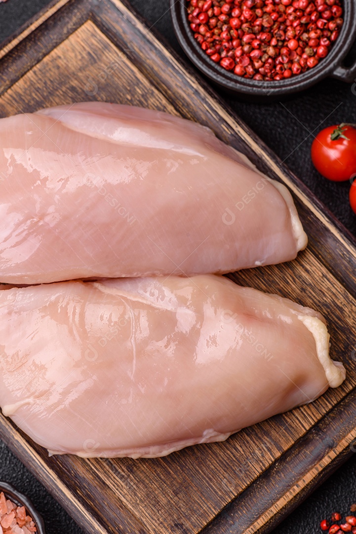 A imagem mostra sobrecoxas de frango desossadas e sem pele, prontas para preparo.