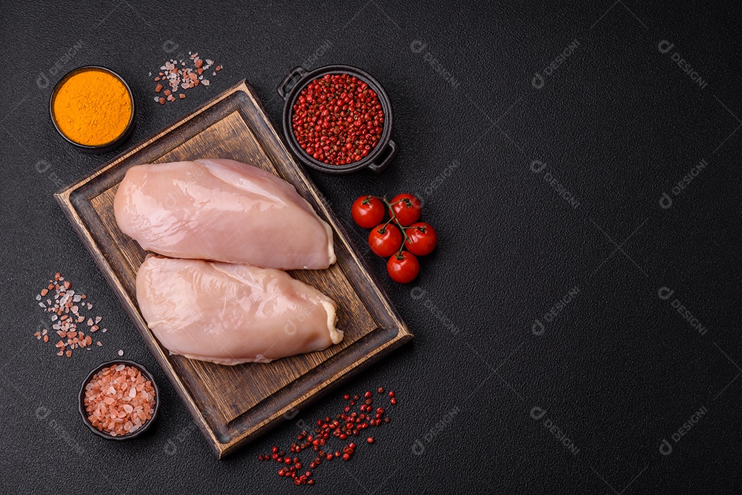 A imagem mostra sobrecoxas de frango desossadas e sem pele, prontas para preparo.