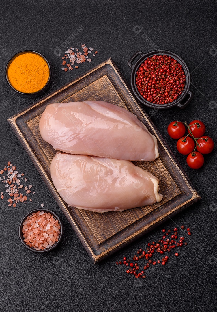 A imagem mostra sobrecoxas de frango desossadas e sem pele, prontas para preparo.