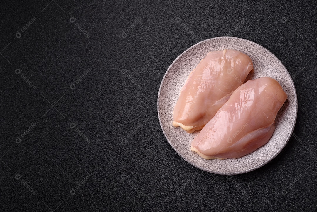 A imagem mostra sobrecoxas de frango desossadas e sem pele, prontas para preparo.
