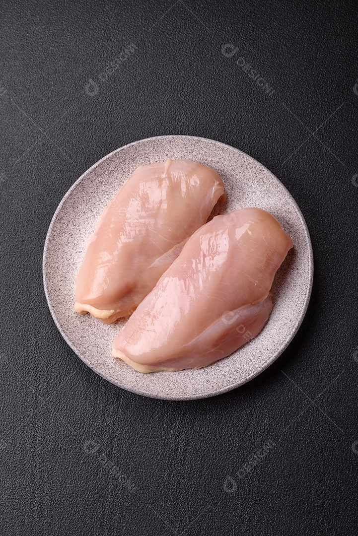 A imagem mostra sobrecoxas de frango desossadas e sem pele, prontas para preparo.