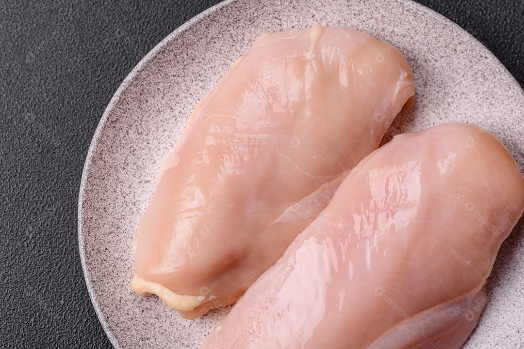 A imagem mostra sobrecoxas de frango desossadas e sem pele, prontas para preparo.