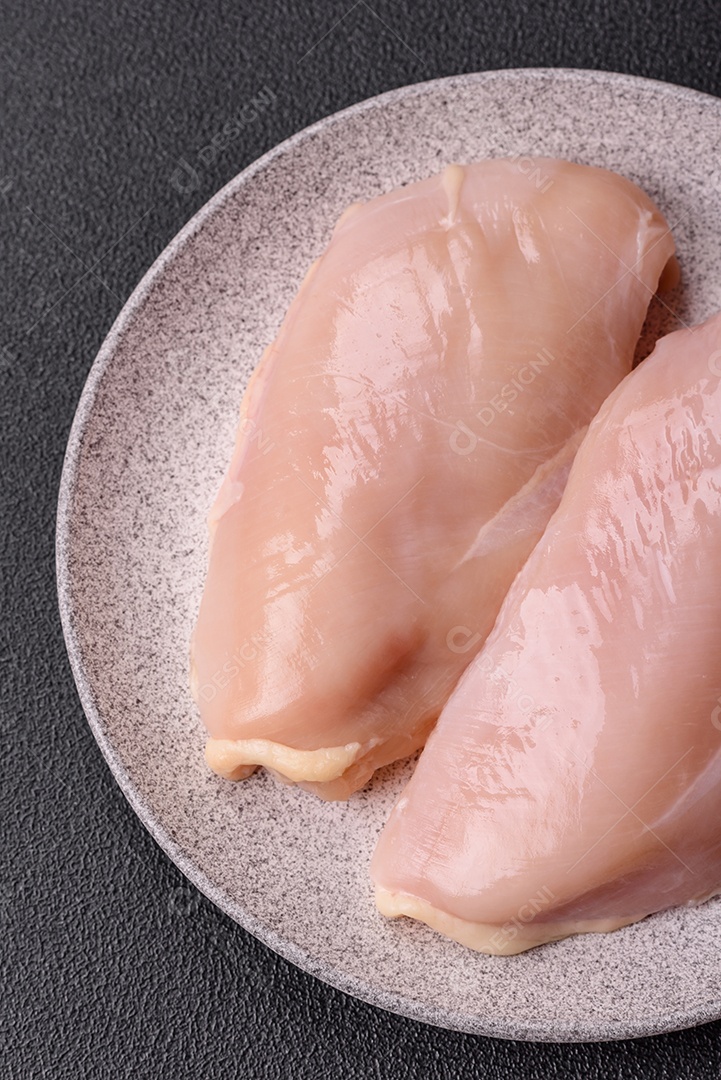 A imagem mostra sobrecoxas de frango desossadas e sem pele, prontas para preparo.