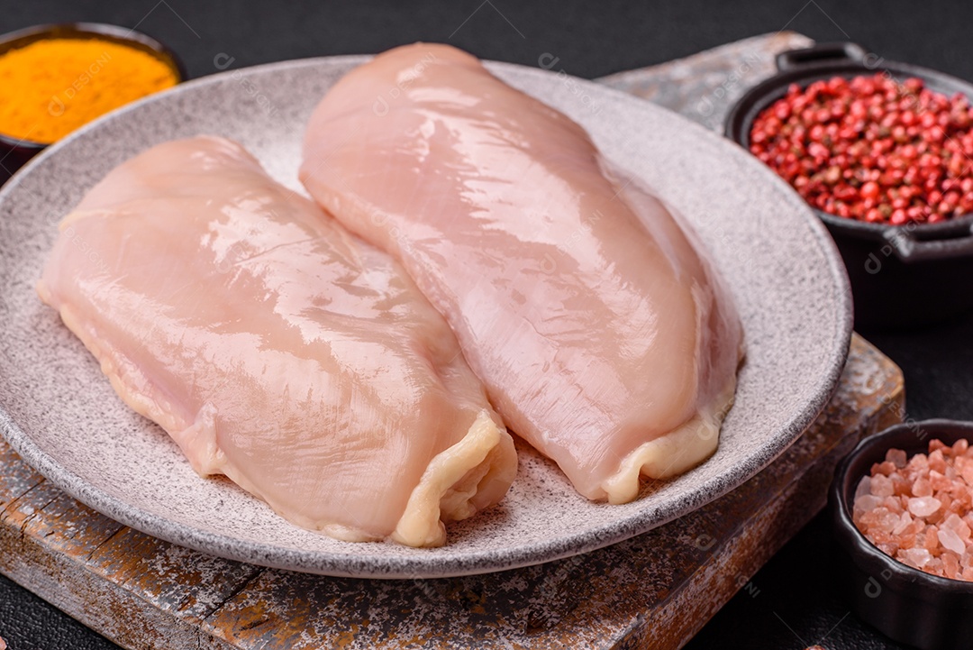 A imagem mostra sobrecoxas de frango desossadas e sem pele, prontas para preparo.