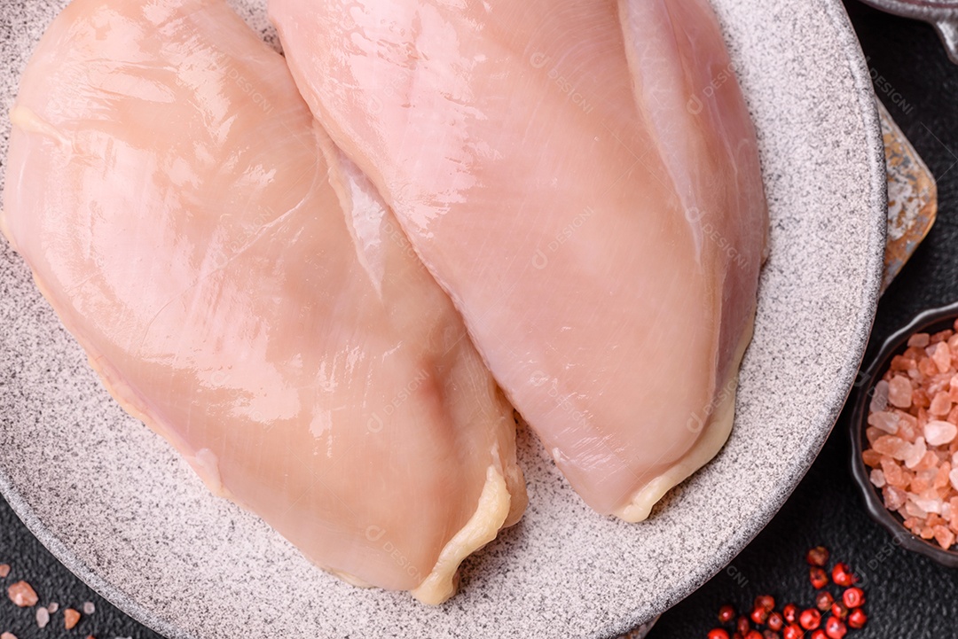 A imagem mostra sobrecoxas de frango desossadas e sem pele, prontas para preparo.