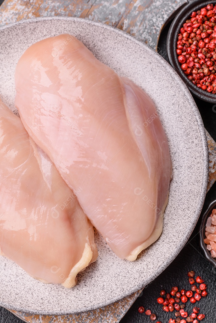 A imagem mostra sobrecoxas de frango desossadas e sem pele, prontas para preparo.