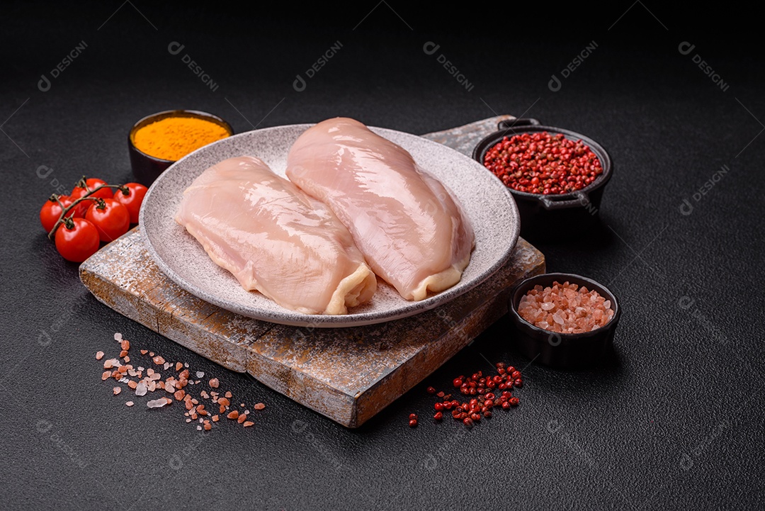 A imagem mostra sobrecoxas de frango desossadas e sem pele, prontas para preparo.