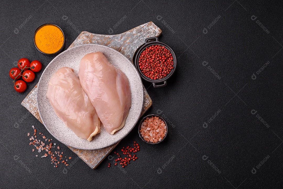 A imagem mostra sobrecoxas de frango desossadas e sem pele, prontas para preparo.