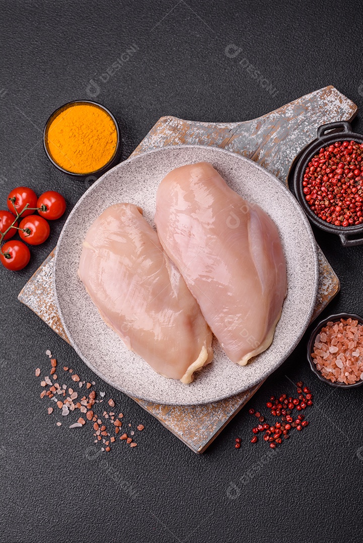 A imagem mostra sobrecoxas de frango desossadas e sem pele, prontas para preparo.