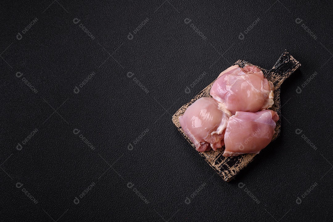 A imagem mostra sobrecoxas de frango desossadas e sem pele, prontas para preparo.