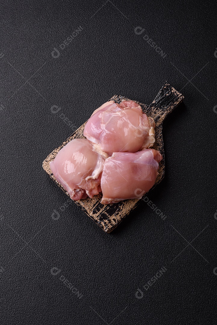A imagem mostra sobrecoxas de frango desossadas e sem pele, prontas para preparo.