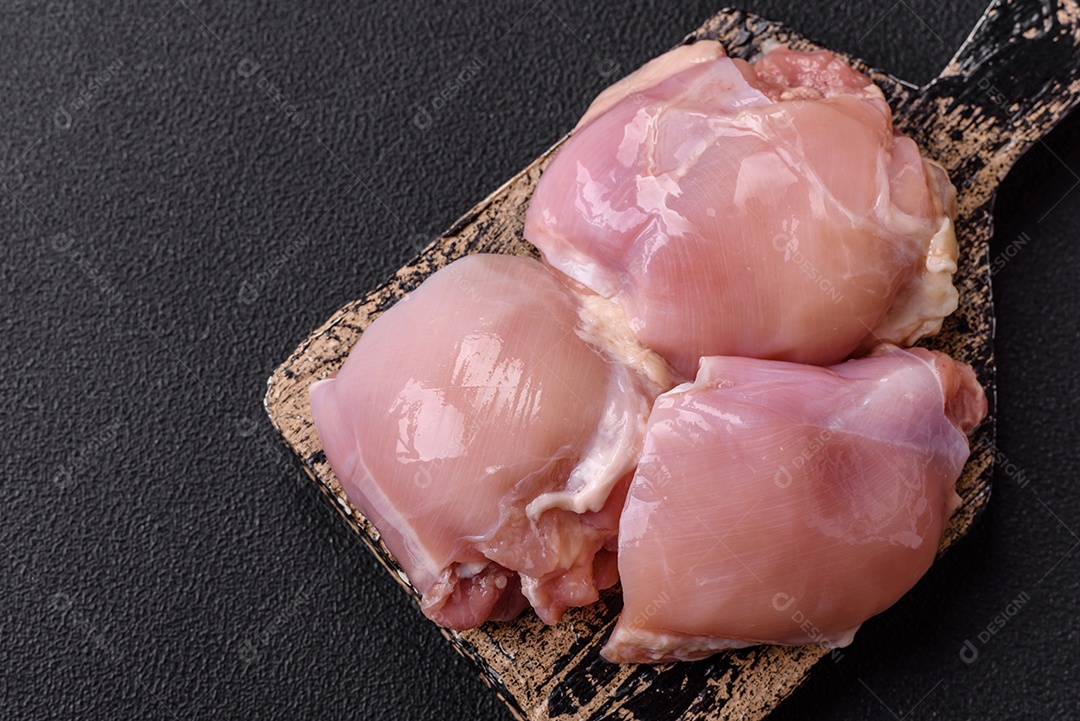 A imagem mostra sobrecoxas de frango desossadas e sem pele, prontas para preparo.