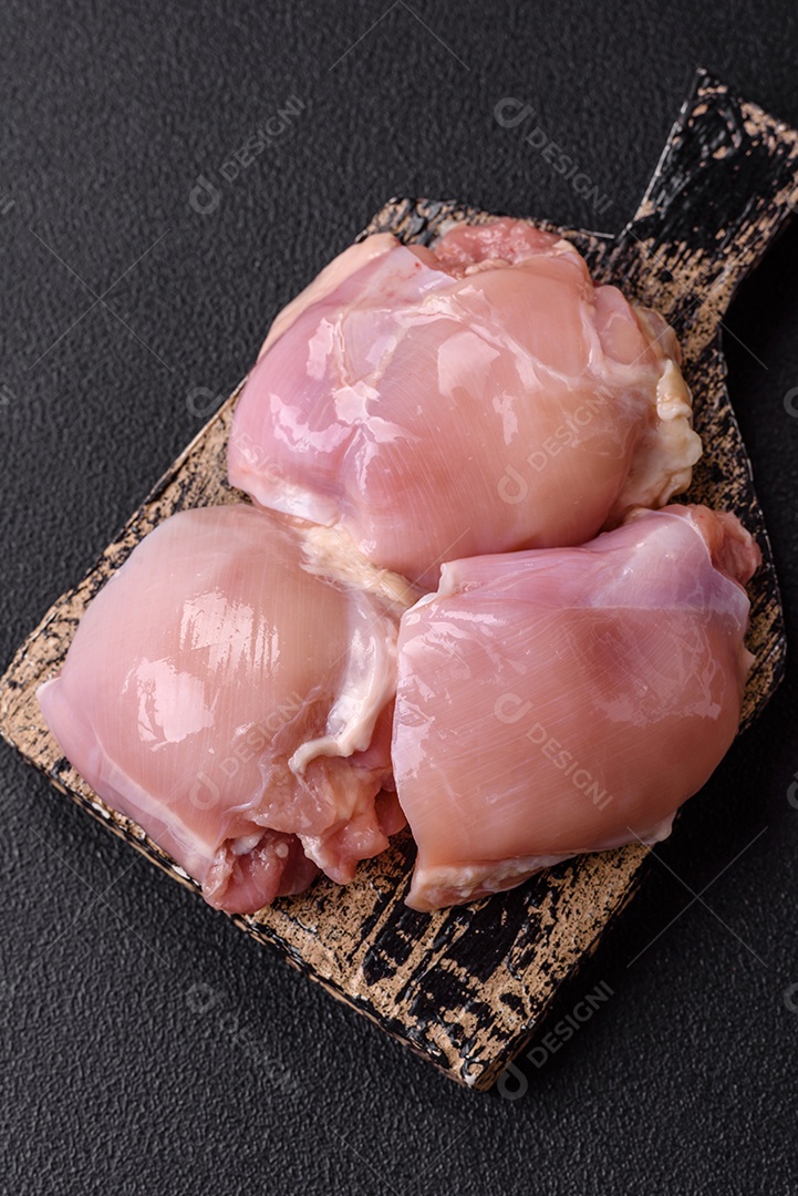 A imagem mostra sobrecoxas de frango desossadas e sem pele, prontas para preparo.