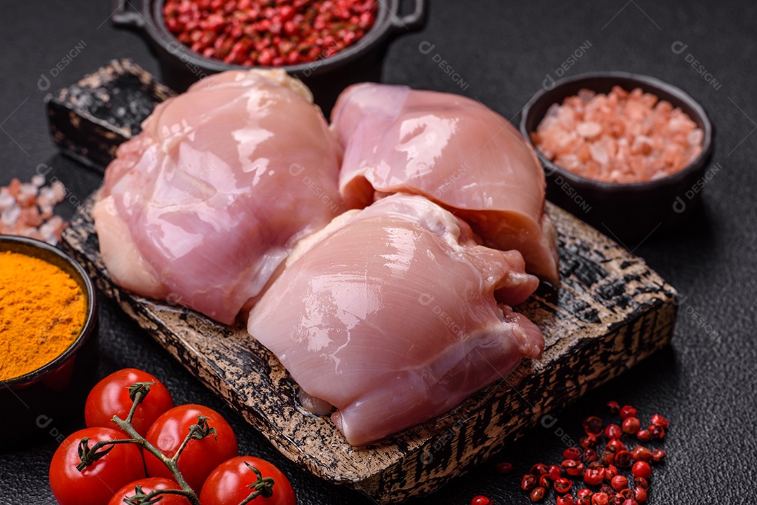 A imagem mostra sobrecoxas de frango desossadas e sem pele, prontas para preparo.