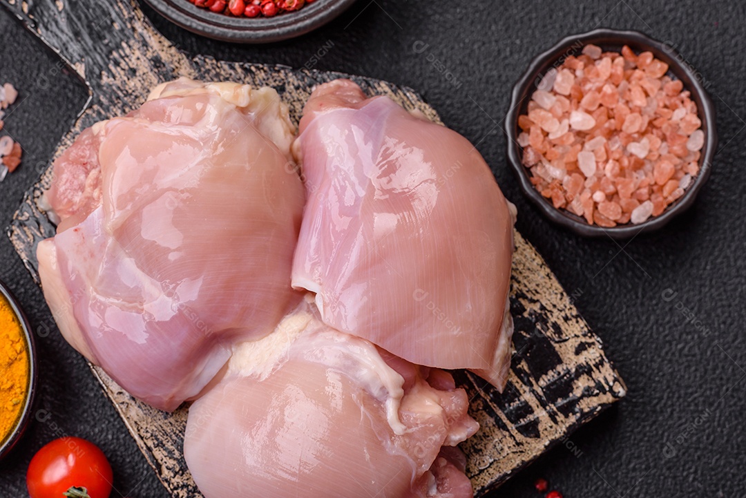 A imagem mostra sobrecoxas de frango desossadas e sem pele, prontas para preparo.