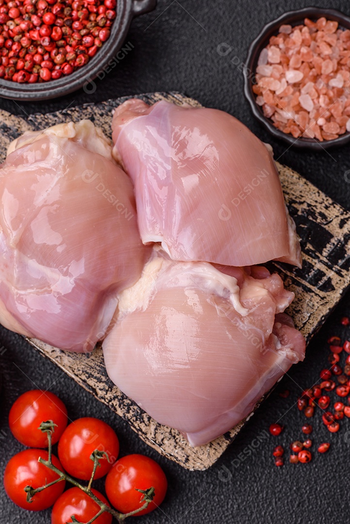 A imagem mostra sobrecoxas de frango desossadas e sem pele, prontas para preparo.