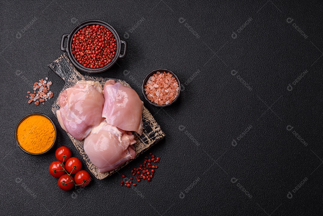 A imagem mostra sobrecoxas de frango desossadas e sem pele, prontas para preparo.