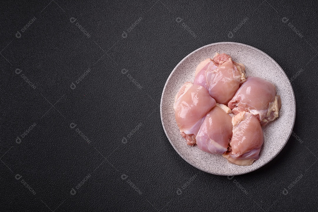 A imagem mostra sobrecoxas de frango desossadas e sem pele, prontas para preparo.