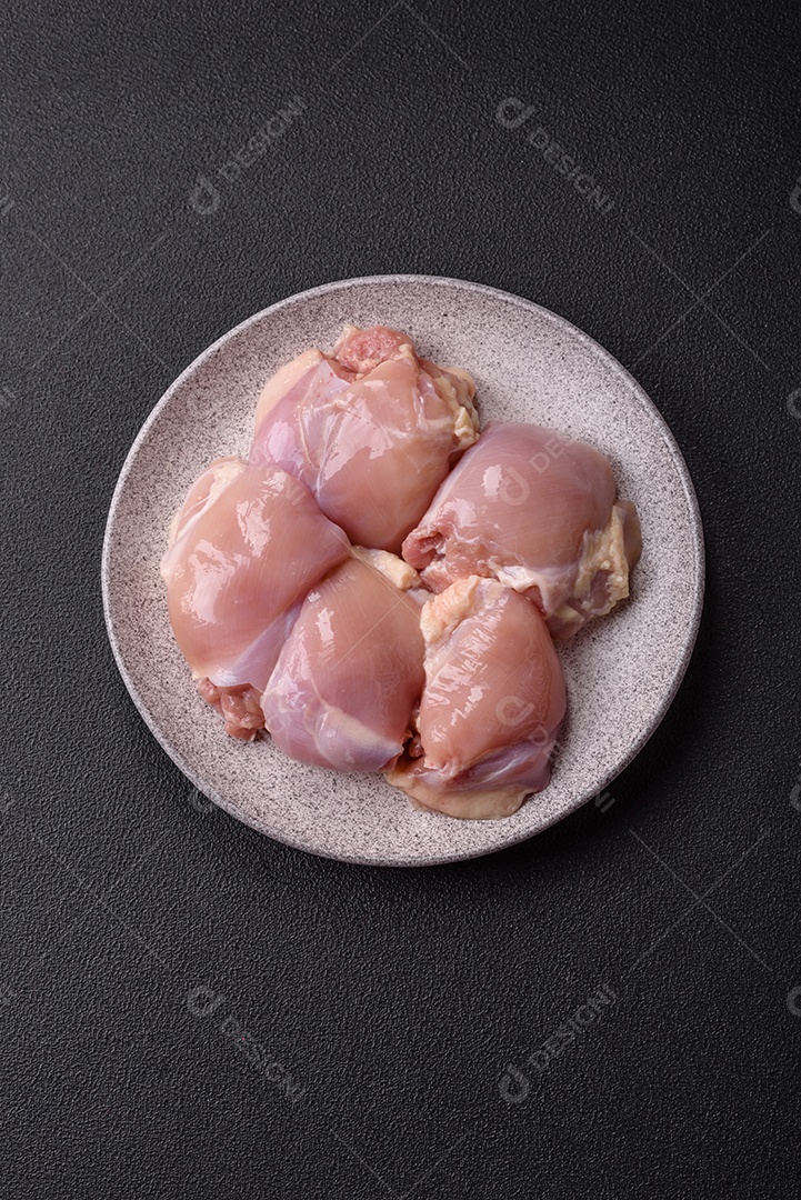 A imagem mostra sobrecoxas de frango desossadas e sem pele, prontas para preparo.