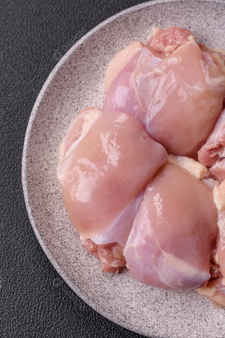 A imagem mostra sobrecoxas de frango desossadas e sem pele, prontas para preparo.