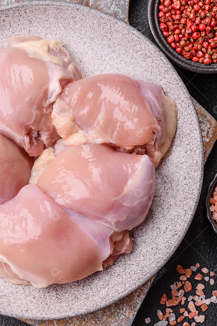 A imagem mostra sobrecoxas de frango desossadas e sem pele, prontas para preparo.