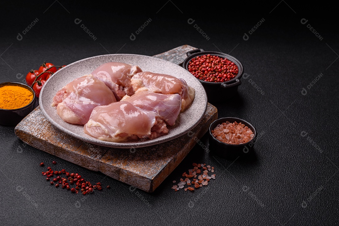 A imagem mostra sobrecoxas de frango desossadas e sem pele, prontas para preparo.
