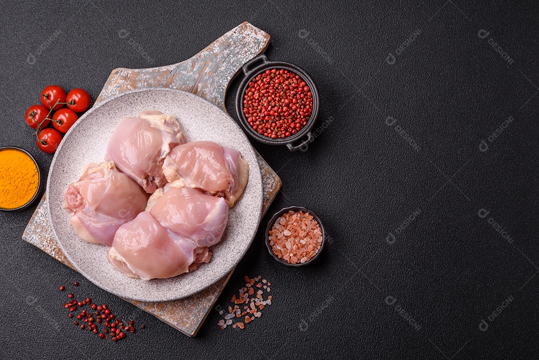 A imagem mostra sobrecoxas de frango desossadas e sem pele, prontas para preparo.