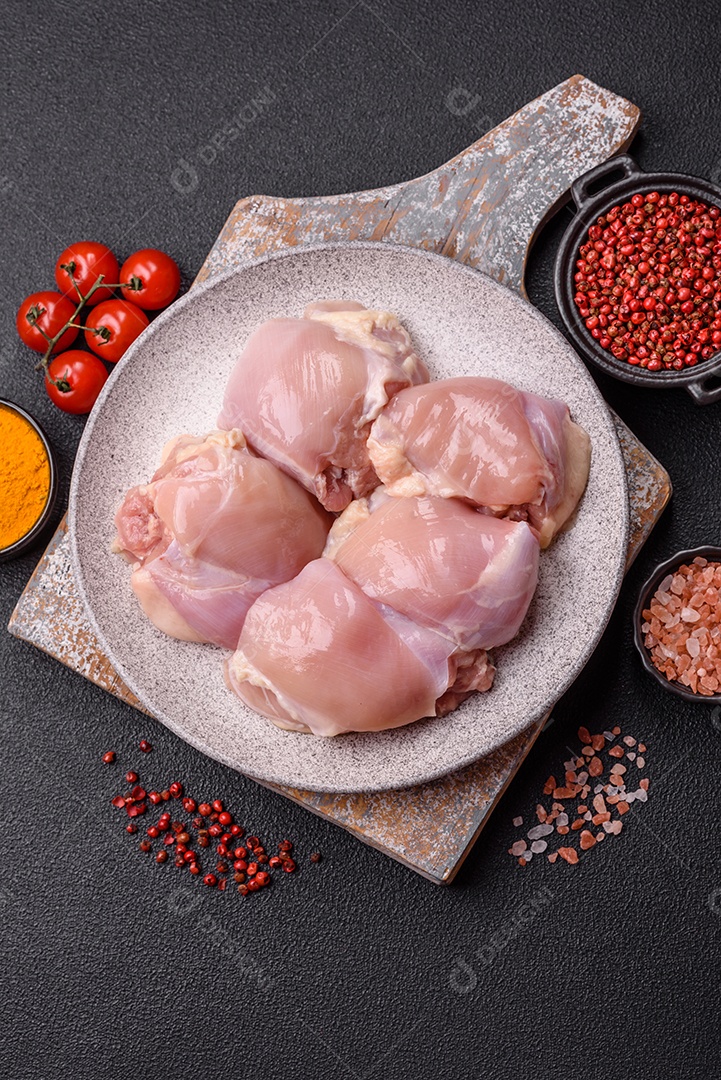 A imagem mostra sobrecoxas de frango desossadas e sem pele, prontas para preparo.