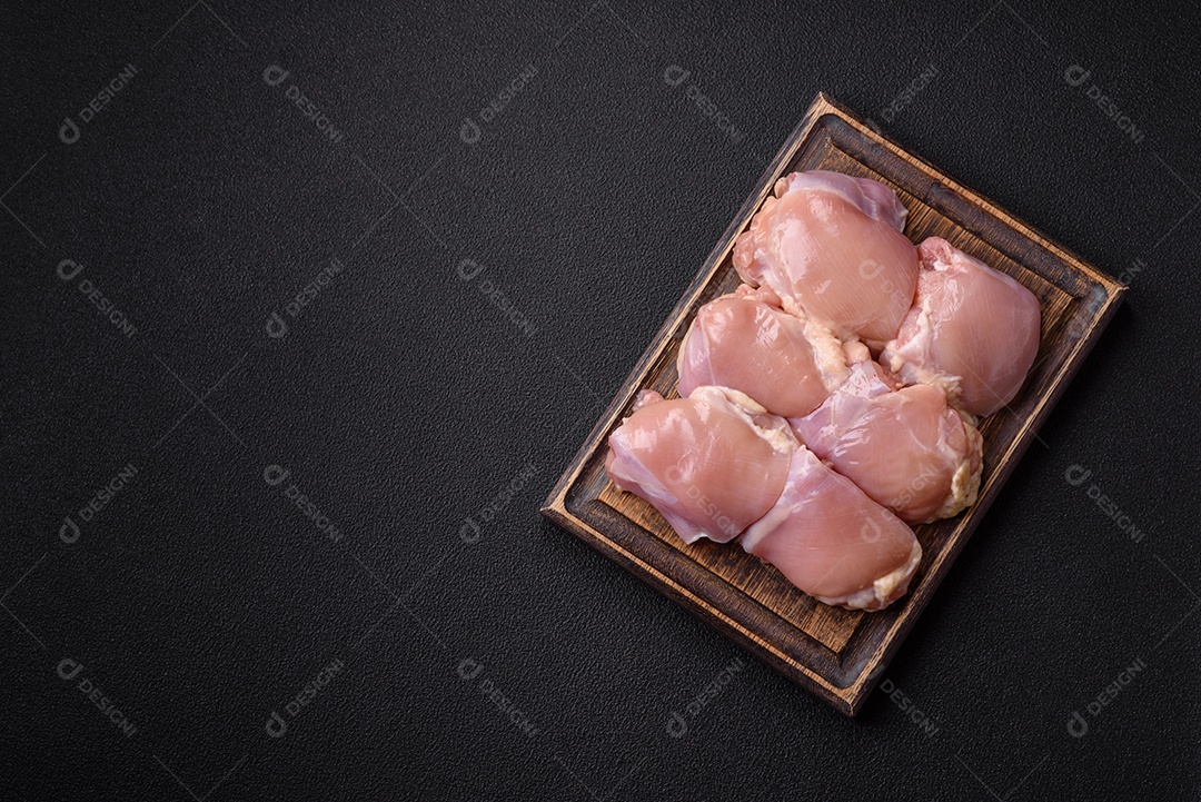 A imagem mostra sobrecoxas de frango desossadas e sem pele, prontas para preparo.
