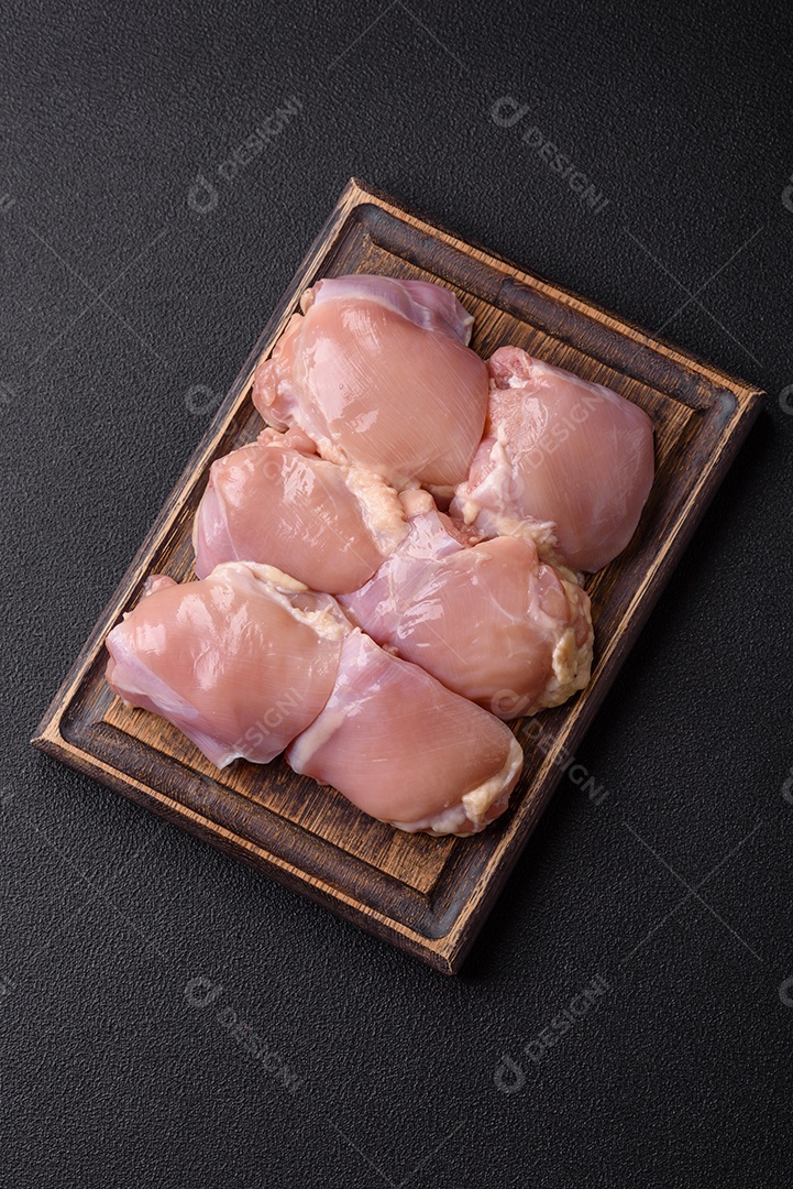 A imagem mostra sobrecoxas de frango desossadas e sem pele, prontas para preparo.