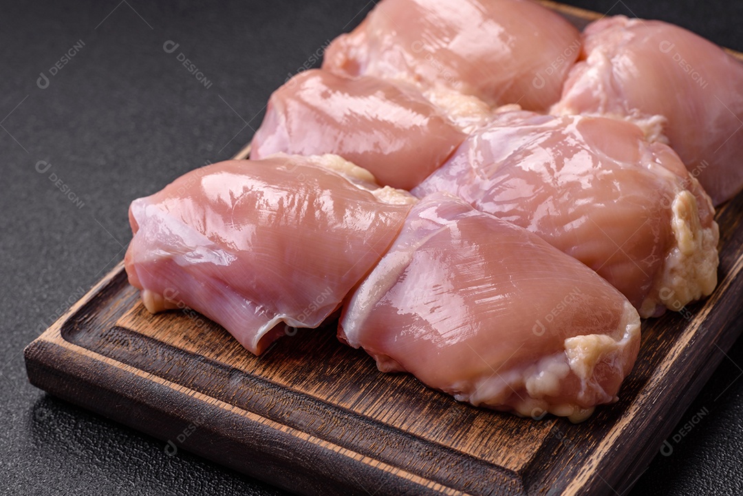 A imagem mostra sobrecoxas de frango desossadas e sem pele, prontas para preparo.