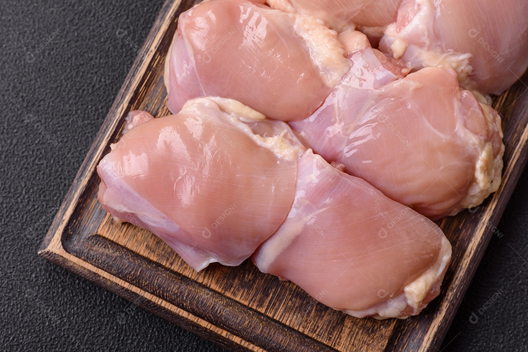 A imagem mostra sobrecoxas de frango desossadas e sem pele, prontas para preparo.
