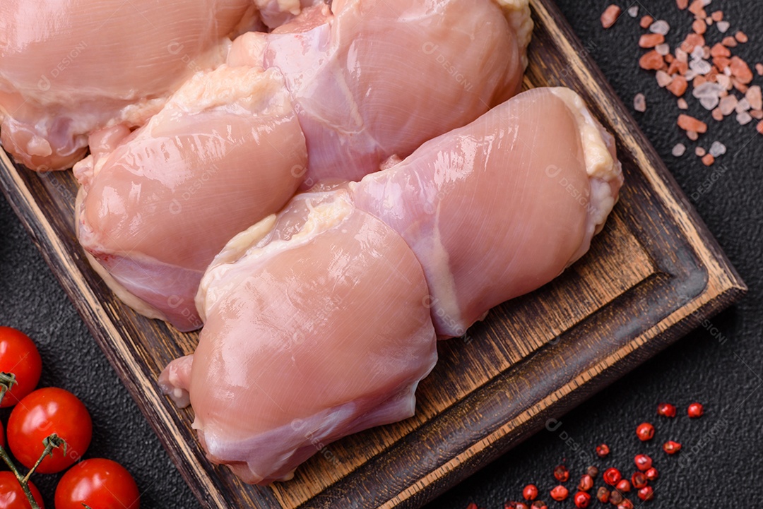 A imagem mostra sobrecoxas de frango desossadas e sem pele, prontas para preparo.