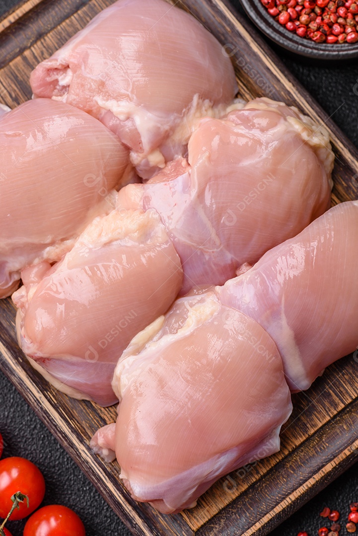 A imagem mostra sobrecoxas de frango desossadas e sem pele, prontas para preparo.