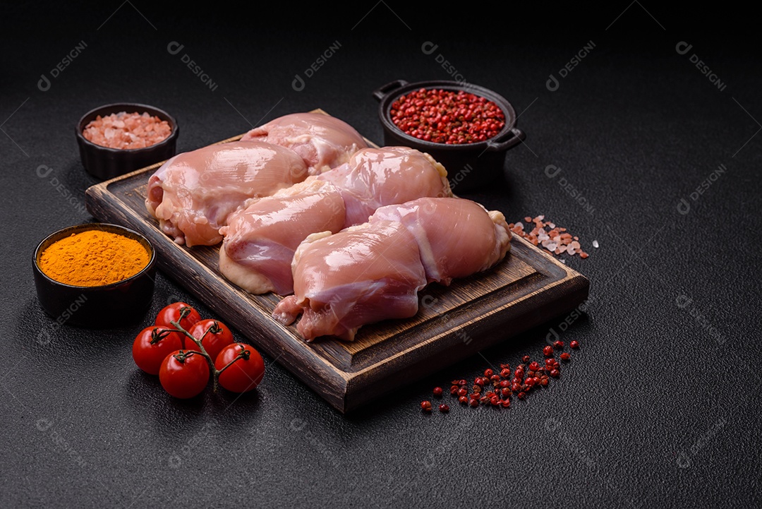 A imagem mostra sobrecoxas de frango desossadas e sem pele, prontas para preparo.