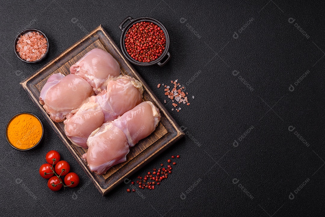 A imagem mostra sobrecoxas de frango desossadas e sem pele, prontas para preparo.