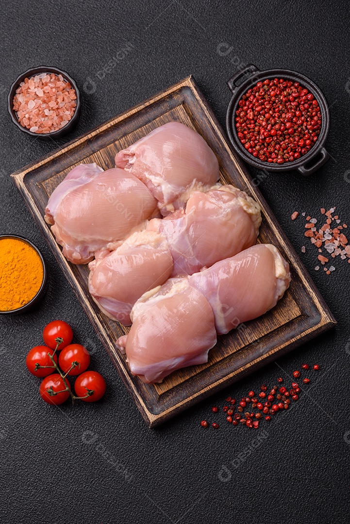 A imagem mostra sobrecoxas de frango desossadas e sem pele, prontas para preparo.