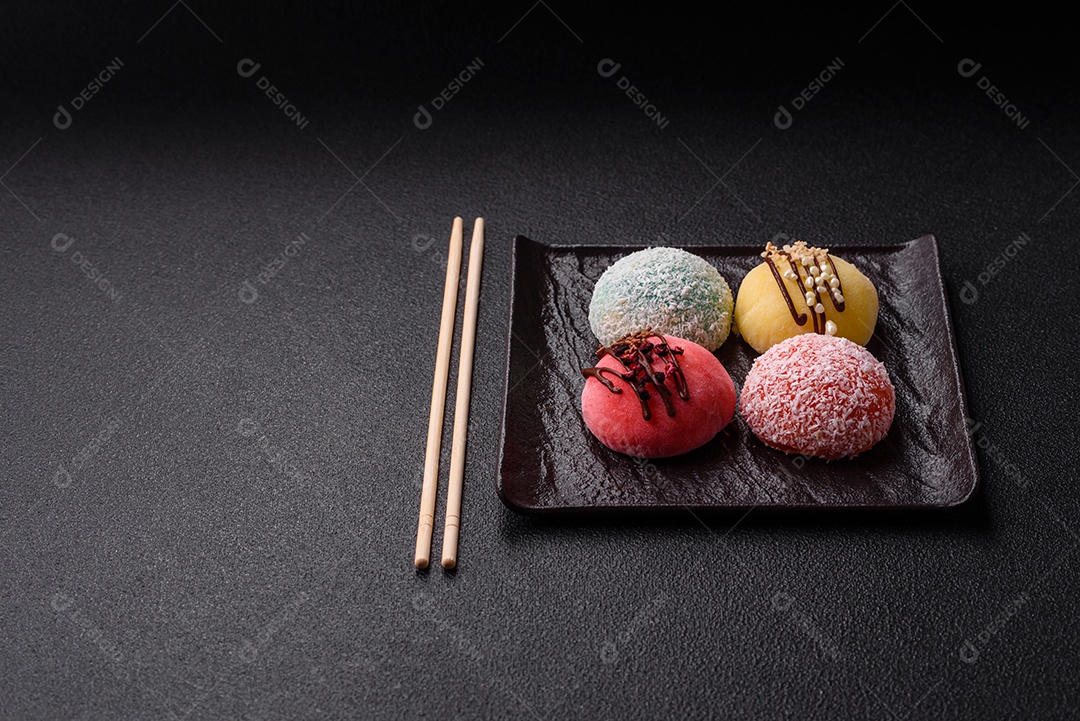 A imagem mostra um Mochi (ou Moti), um tradicional bolinho de arroz japonês.