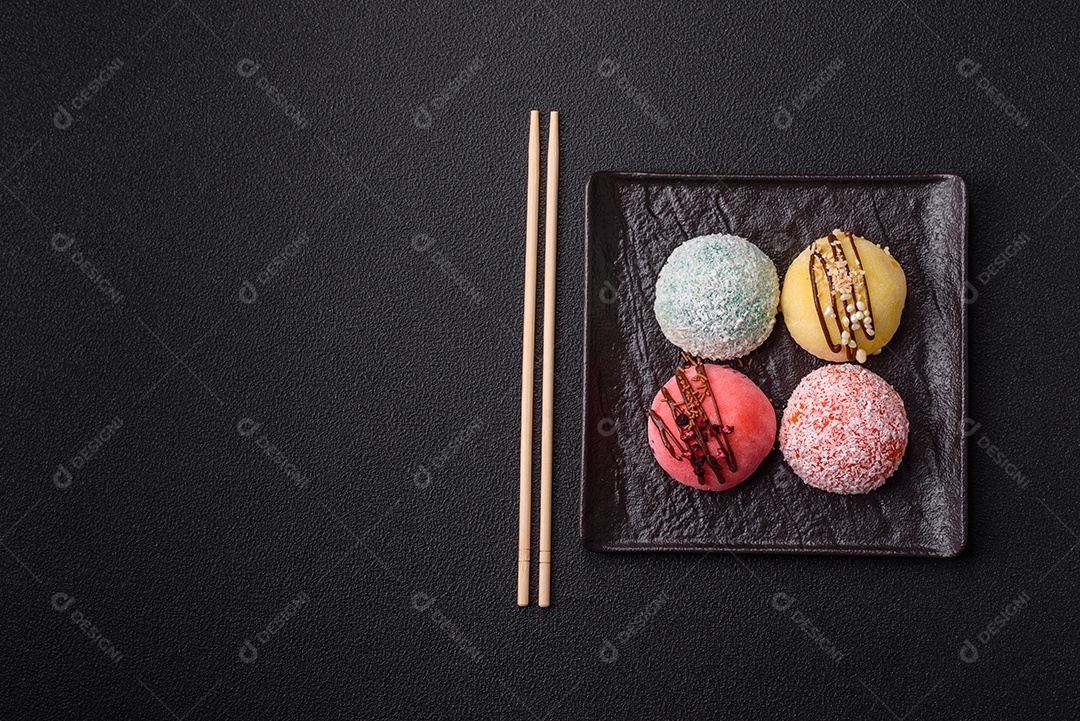 A imagem mostra um Mochi (ou Moti), um tradicional bolinho de arroz japonês.