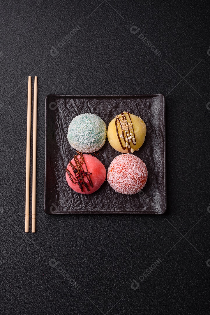 A imagem mostra um Mochi (ou Moti), um tradicional bolinho de arroz japonês.