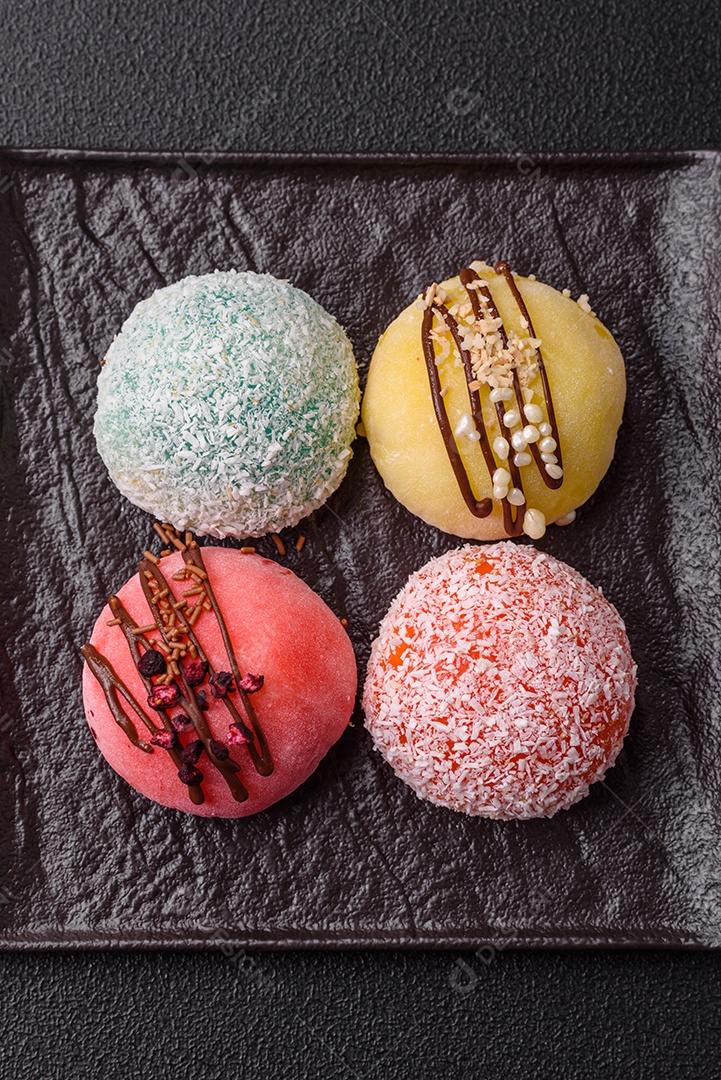 A imagem mostra um Mochi (ou Moti), um tradicional bolinho de arroz japonês.