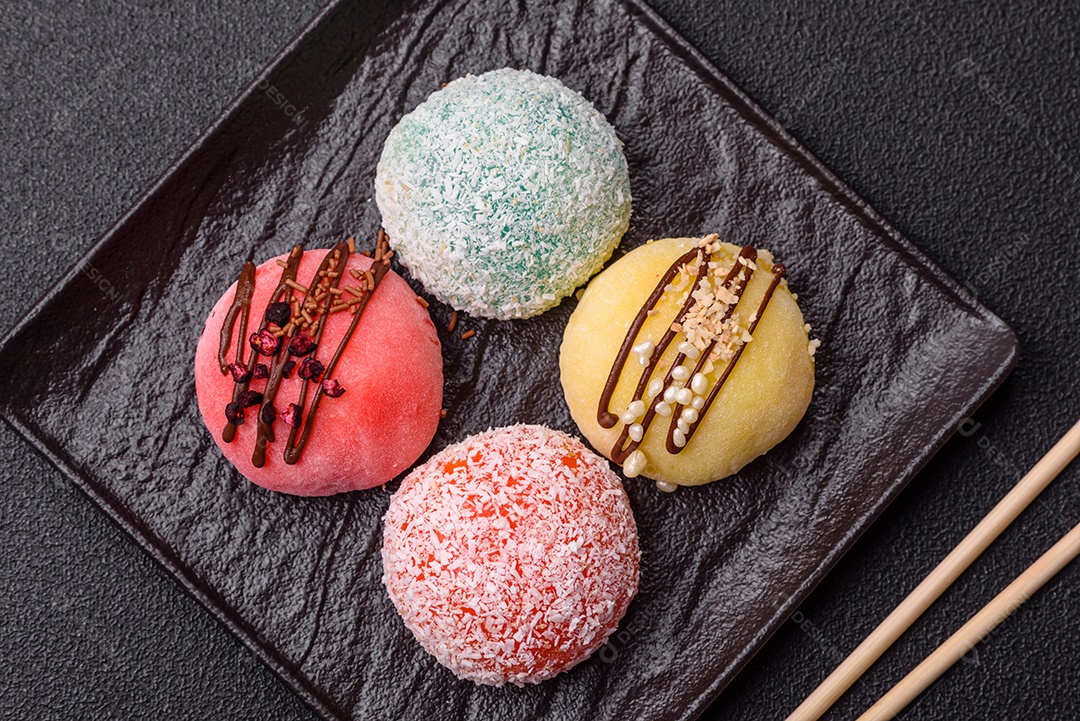 A imagem mostra um Mochi (ou Moti), um tradicional bolinho de arroz japonês.