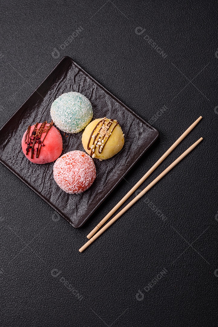 A imagem mostra um Mochi (ou Moti), um tradicional bolinho de arroz japonês.