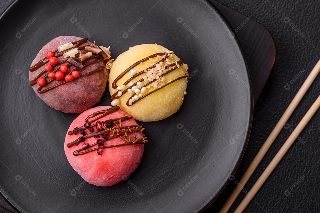 A imagem mostra um Mochi (ou Moti), um tradicional bolinho de arroz japonês.